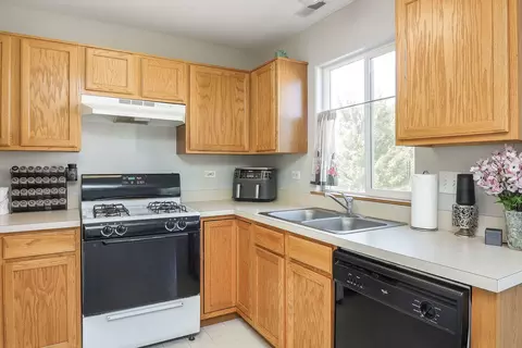 Kitchen - 2662 Canyon Dr, Plainfield, IL 60586 photo 1 of 2