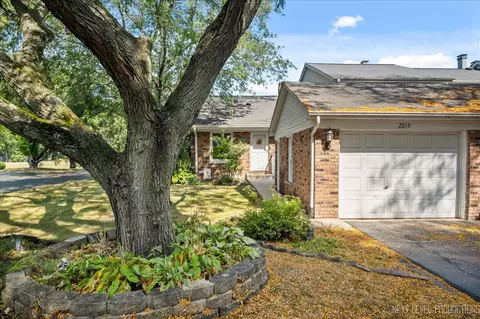 2015 Pepper Valley Dr, Geneva, IL 60134