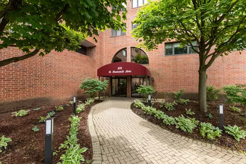 101 Summit Ave #613, Park Ridge, IL 60068