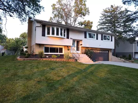 7319 Seminole Dr, Darien, IL 60561