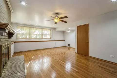 Living - 545 Longtree Dr, Wheeling, IL 60090 photo 5 of 5