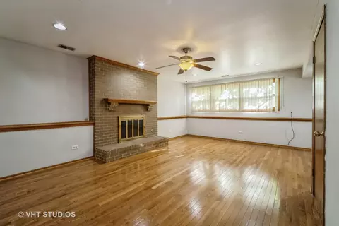 Living - 545 Longtree Dr, Wheeling, IL 60090 photo 4 of 5