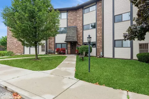 550 Vine Ave #206, Highland Park, IL 60035