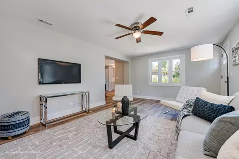 933 S 6th Ave, Des Plaines, IL 60016 photo 3