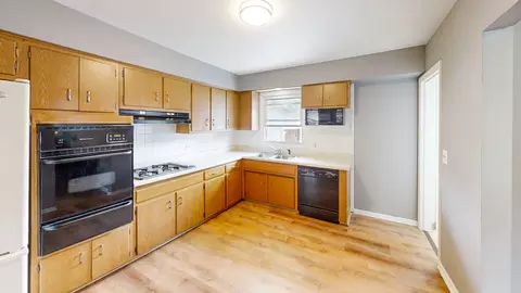 Kitchen - 589 N Willow Rd, Elmhurst, IL 60126 photo 1 of 3