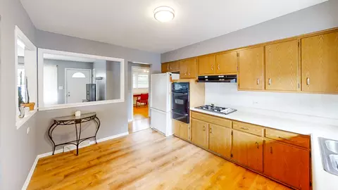 Kitchen - 589 N Willow Rd, Elmhurst, IL 60126 photo 2 of 3
