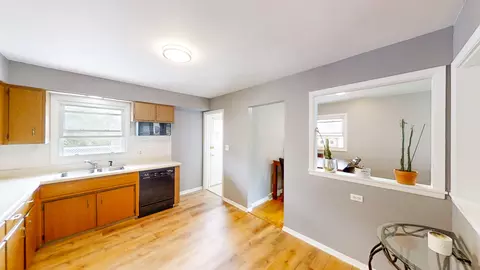 Kitchen - 589 N Willow Rd, Elmhurst, IL 60126 photo 3 of 3