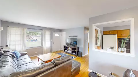 Living - 589 N Willow Rd, Elmhurst, IL 60126 photo 2 of 3