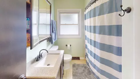 Bath - 589 N Willow Rd, Elmhurst, IL 60126 photo 1 of 1