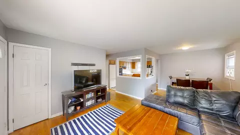 Living - 589 N Willow Rd, Elmhurst, IL 60126 photo 3 of 3