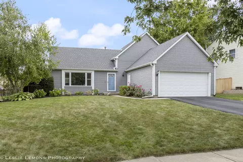 2201 Pontiac Cir, Naperville, IL 60565