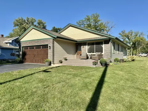 211 N Benton St, Winnebago, IL 61088