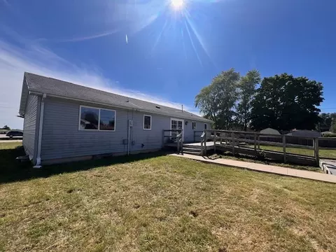 1824 E Aka 1829 E Main St, Clinton, IL 61727 photo 2