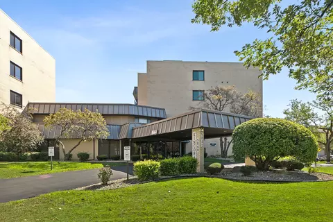 5840 W 104th St #318, Oak Lawn, IL 60453