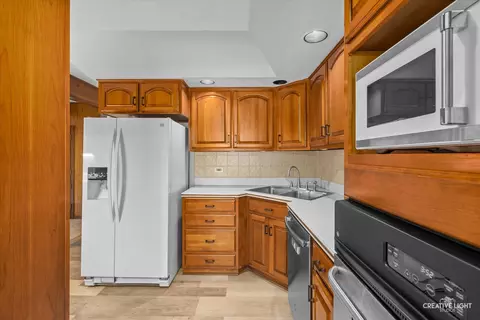 Kitchen - 1800 E Algonquin Rd, Des Plaines, IL 60016 photo 4 of 4