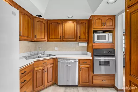 Kitchen - 1800 E Algonquin Rd, Des Plaines, IL 60016 photo 3 of 4