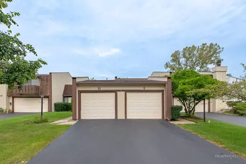 11 Elmwood Dr, Indian Head Park, IL 60525