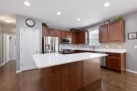 324 Cassidy Ln, Elgin, IL 60124 photo 8
