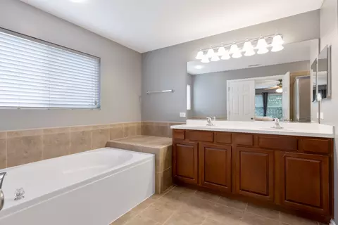 324 Cassidy Ln, Elgin, IL 60124 photo 15