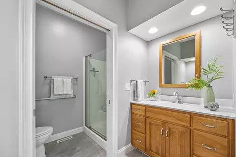 Bath - 33 Arbor Ct, Bloomington, IL 61704 photo 3 of 5
