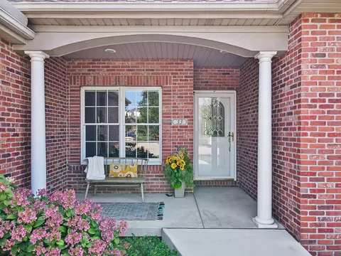 Exterior - 33 Arbor Ct, Bloomington, IL 61704 photo 2 of 12