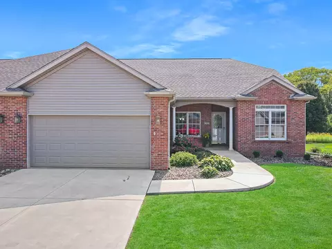 33 Arbor Ct, Bloomington, IL 61704