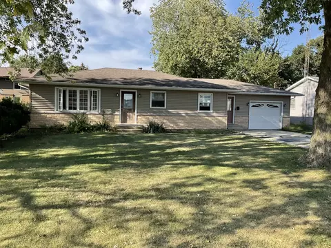 410 W James St, Dwight, IL 60420