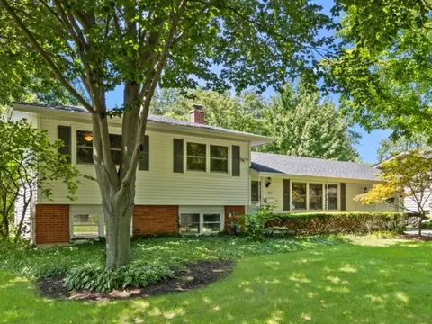 1125 Emerald Dr, Naperville, IL 60540