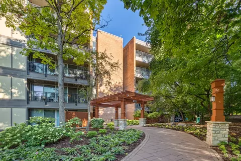 5900 Oakwood Dr #2A, Lisle, IL 60532