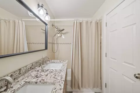 Bath - 732 Sandy Ln, Des Plaines, IL 60016 photo 1 of 2