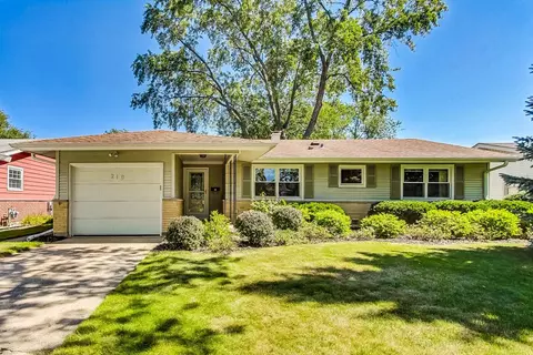 219 Wildwood Rd, Elk Grove Village, IL 60007