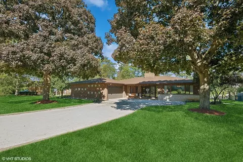8214 W 89th St, Hickory Hills, IL 60457