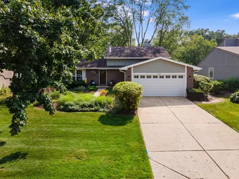 1905 Carriage Hill Rd, Lisle, IL 60532