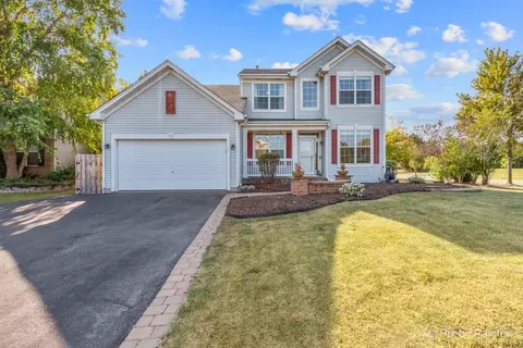 300 Hummingbird Ln, Lindenhurst, IL 60046