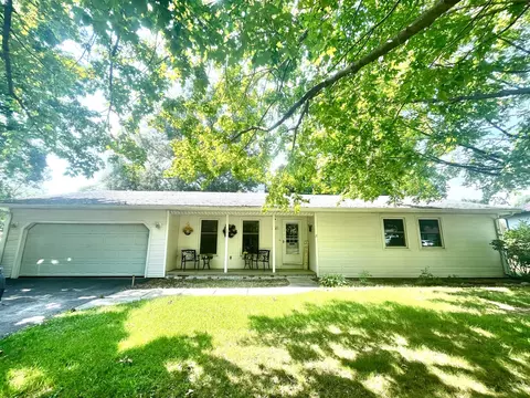 707 Western Hills Dr, Mahomet, IL 61853