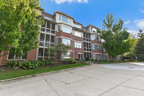 100 N River Ln #402, Geneva, IL 60134