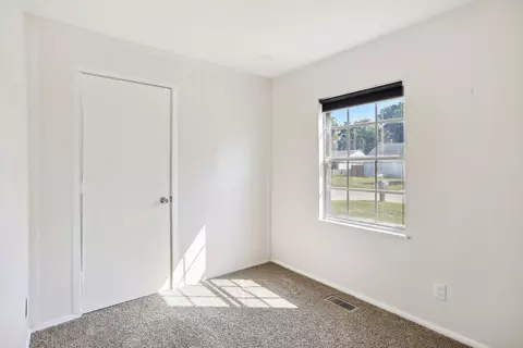 Bedroom - 1007 Maplepark Dr, Champaign, IL 61821 photo 5 of 7