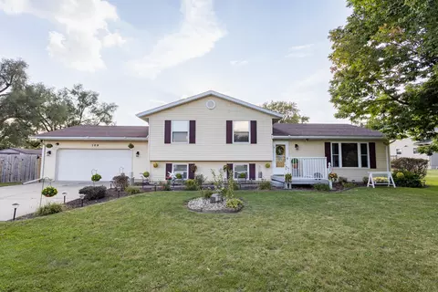 108 S Elm Ave, Saint Anne, IL 60964