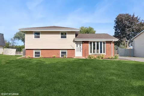 302 Arrowhead Dr, Shorewood, IL 60404