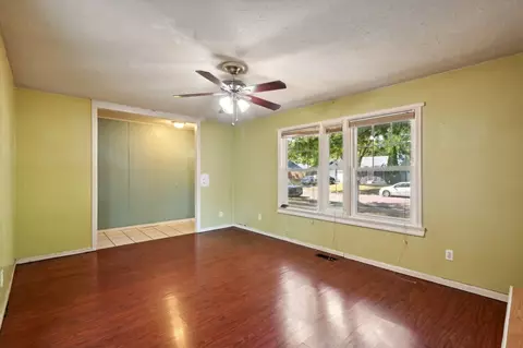 Living - 3 Winrock Rd, Montgomery, IL 60538 photo 5 of 6
