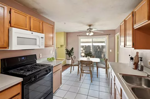 Kitchen - 3 Winrock Rd, Montgomery, IL 60538 photo 5 of 5