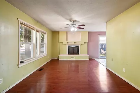 Living - 3 Winrock Rd, Montgomery, IL 60538 photo 2 of 6