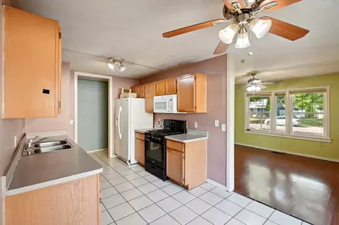 Kitchen - 3 Winrock Rd, Montgomery, IL 60538 photo 3 of 5