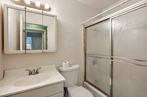 Bath - 3 Winrock Rd, Montgomery, IL 60538 photo 1 of 1