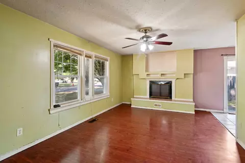 Living - 3 Winrock Rd, Montgomery, IL 60538 photo 1 of 6