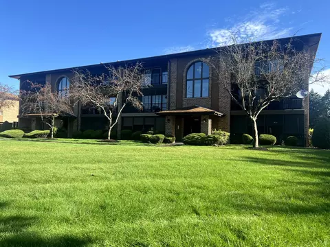 11119 Heritage Dr #1A, Palos Hills, IL 60465