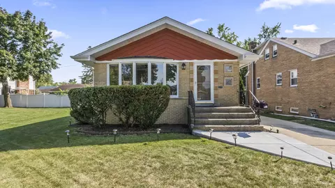 9011 Bartlett Ave, Brookfield, IL 60513