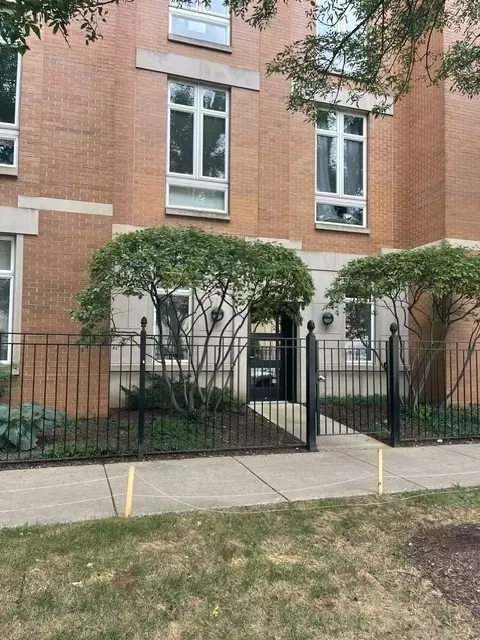 1021 W Buena Ave #2E, Chicago, IL 60613