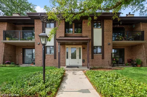2300 83rd St #106, Woodridge, IL 60517