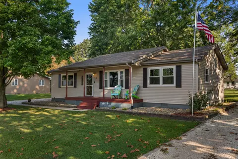 7 Green St, Fisher, IL 61843